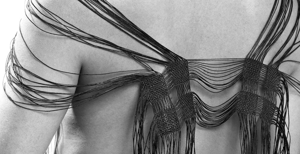 Vævede kropsobjekter og skulpturelle smykker hos  1 + 1 Textil & Design</br>1+1 Textil & Design</br>Foto: Martin Busborg