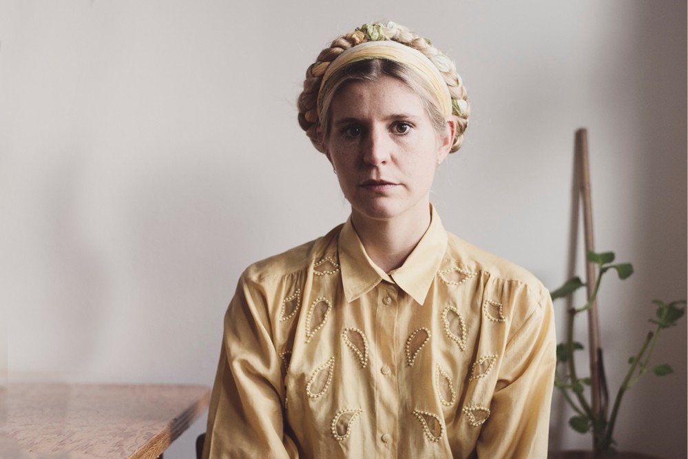 Debut-forfattere får nye støttemuligheder</br>Selma Rosenfeldt-Olsens debutroman, Leipziger Tagebuch udkom den 26. januar. Bogen handler om Frida, der er udvekslingsstudent i Leipzig i det tidligere Østtyskland. Med den nye støtteordning vil debuttanter som Selma Rosenfeldt-Olsen kunne få støtte.</br>Foto: PR-foto / Forlaget Gladiator - Sofie Amalie Klougart