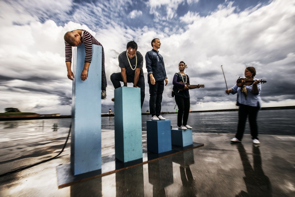 Teater i byrummet sætter fokus på klimaflygtninge</br>Den udendørs teaterforestilling giver publikum mulighed for at reflektere over, hvad der sker, hvis deres egne hjem en dag forsvinder.</br>Foto: PR-foto/ Per Morten Abrahamsen